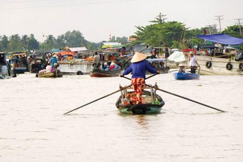 Cây bẹo trên mui ghe treo những mặt hàng mà ghe này đang bán
