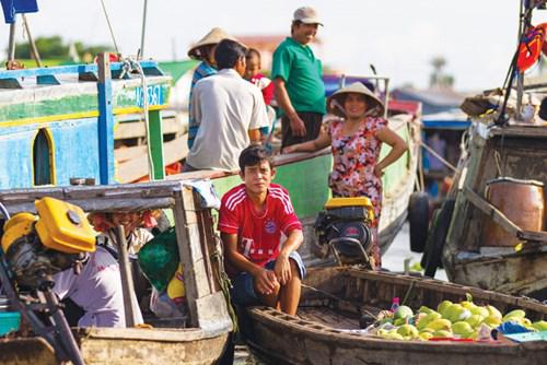 Ghe xuồng san sát lúc chợ đông