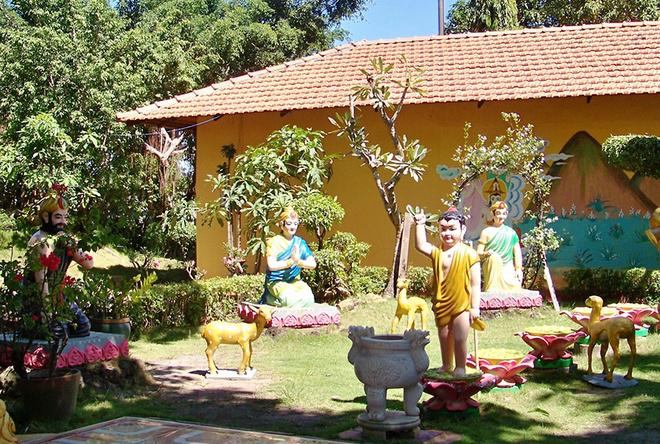 Tết năm nay nếu có dịp đến Vũng Tàu, khi quay về bạn có thể ghé vào chùa Bánh Xèo. Trước là lễ Phật, viếng cảnh chùa, sau nữa là thưởng thức món bánh xèo chay độc đáo của nhà chùa.
