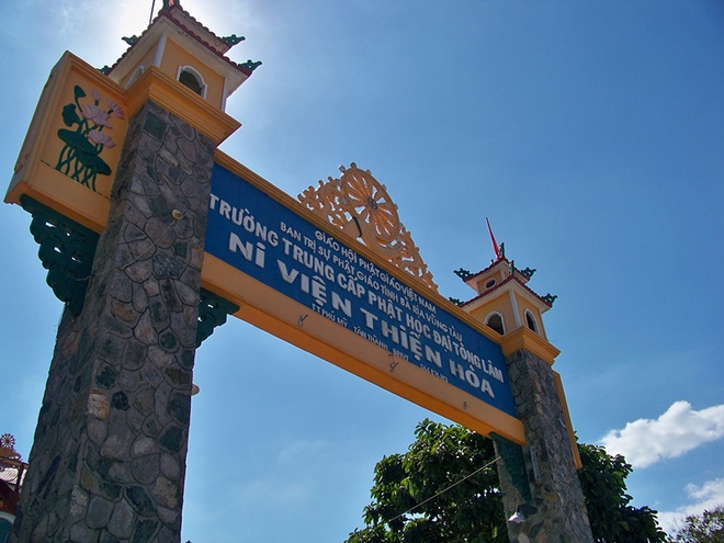 Chùa Bánh Xèo có tên chính thức là ni viện Thiện Hòa, nằm ở bên phải, sau Đại Tòng Lâm Tự, thuộc thị trấn Phú Mỹ, huyện Tân Thành, tỉnh Bà Rịa - Vũng Tàu.