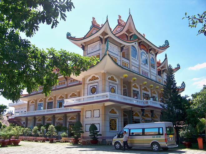 Để đến chùa Bánh Xèo du khách có thể đi bằng hai cách: hoặc vào cổng Đại Tòng Lâm rẽ phải, rồi rẽ trái chạy theo con đường nhỏ khoảng 800 m, ngang qua 6 tự viện đề bảng hiệu là: chùa Bảo Tịnh, tịnh thất Diệu Nghiêm, tịnh thất Long Nhiễu, thiền tự Hiện Quang, thiền viện Huệ Chiếu và tu viện Viên Thông, cuối cùng là ni viện Thiện Hòa. Đường này nhỏ, chủ yếu dành cho là xe 15 chỗ trở xuống.