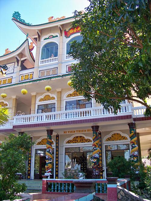 Thuở ban đầu ni viện Thiện Hòa chỉ là một am nhỏ được dựng lên vào năm 1989. Đến năm 1990, hòa thượng Thích Thiện Hòa cho xây dựng thành ni viện làm nơi tu hành cho các ni cô. Ni viện dù được xây dựng quy mô nhưng vẫn mang nét cổ kính của ngôi chùa Việt. Hiện nay, nơi này còn là trường trung cấp Phật học Đại Tòng Lâm.
