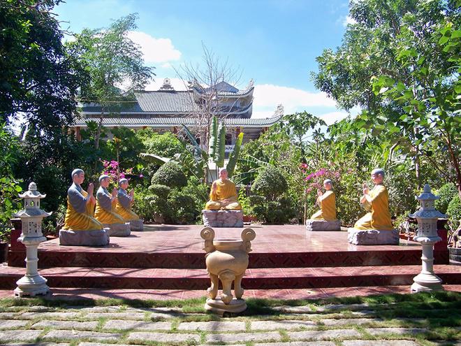 Ni sư trụ trì chùa, pháp danh là Thích nữ Như Như, từ kinh nghiệm phục vụ món bún riêu chay của tu viện Phước Hải rất được khách thập phương ưa chuộng, đã nghĩ ra ý tưởng chọn bánh xèo chay để đãi khách khi đến ni viện Thiện Hòa.