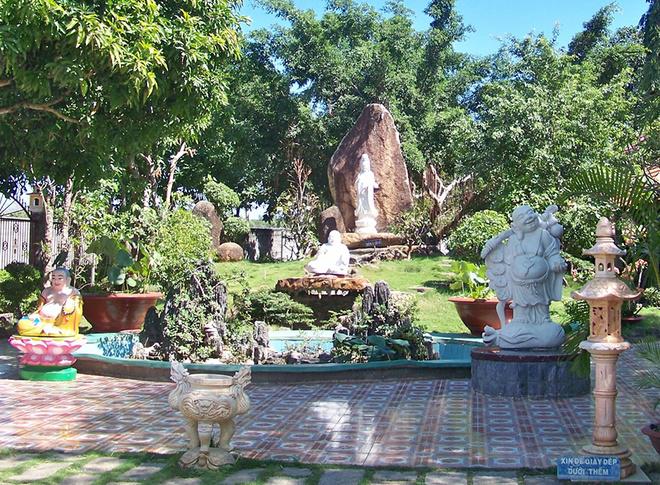 Bột dùng để làm bánh thì ngày nào chùa cũng xay sẵn, và rau trồng trong vườn. Còn những thứ khác như củ sắn, cà rốt, mì căn, dầu ăn thì do các Phật tử có điều kiện ủng hộ. Tiếng lành đồn xa, trong những năm gần đây khách hành hương tìm đến ngày càng nhiều và tên gọi “chùa bánh xèo” cũng xuất phát từ đó.