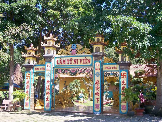 Ngoài món chính là bánh xèo, chùa còn phục vụ những món ăn khác như bún chay, bánh tét chay, cơm chay, hay bắp rang. Nhà ăn (Thanh Lạc Trai) ở đây rất sạch sẽ, thoáng mát với các dãy bàn tròn làm bằng inox. Có lẽ do nơi đây cũng là khu nội trú của hơn 200 ni sinh trường trung cấp phật học nên mọi thứ đều rất quy củ. Ngoài công việc chính là tu học, các ni sinh còn tham gia vào việc làm bánh xèo đãi khách, sản xuất tương, chao để bán cho khách hành hương.