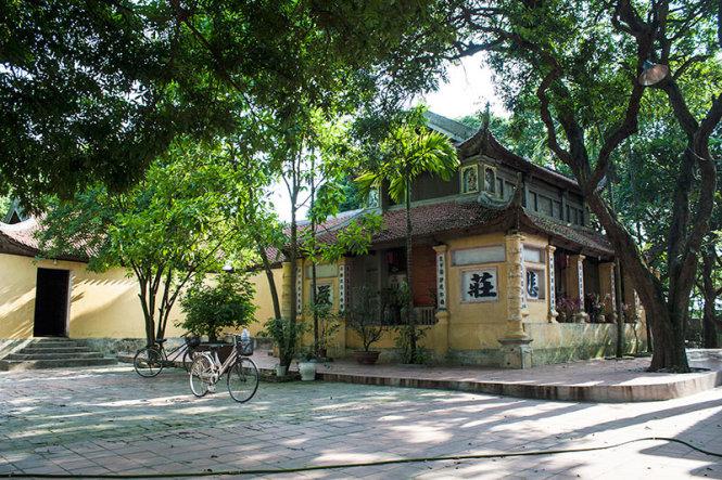 Sân trong với ao nước nằm bên hông trái của chùa - Ảnh: Minh Đức