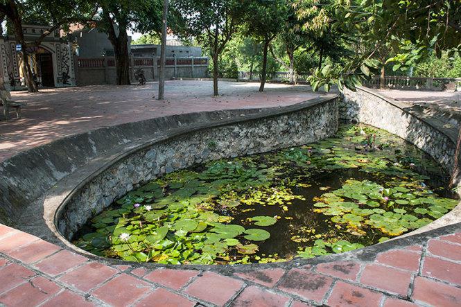 Giếng nước mắt rồng phải với lối lên xuống như hàng lông mi - Ảnh: Minh Đức