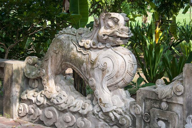 Tạo hình nghê trong sân chùa - Ảnh: Minh Đức
