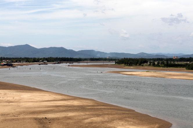 Một góc Cửa Nhượng, nơi sông Lạc Giang đổ ra Biển Đông - Ảnh: Băng Giang