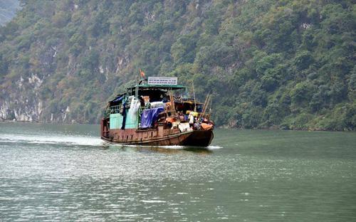 Khung cảnh mênh mông của đất trời Đà Bắc vào những ngày cuối thu mát dịu sẽ mang lại cho du khách cảm giác yên bình và tự tại. Ảnh: Phong Vinh