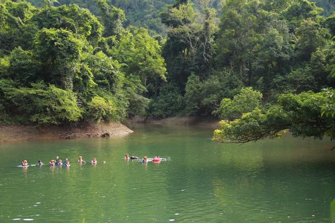 Sau những giờ phút khám phá trong hang mọi người lại được đắm mình dưới làn nước ấm và trong vắt. Các thành viên đều trải nghiệm cảm giác ngâm mình trong những hồ bơi khổng lồ hay dòng thác để massage cơ thể cùng ngắm cảnh quan xung quanh.