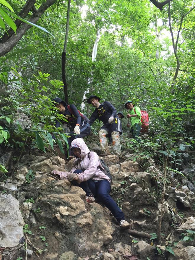 Để đến được khu vực hang động, đoàn phải trekking qua những vùng thung lũng lớn, trước khi bơi qua các đoạn sông và chuẩn bị hành trình leo dốc, băng đồi núi để đến cửa hang. Có những đoạn dốc đứng, mọi người gần như phải tận dụng toàn bộ cơ thể để bò lên và xuống, lúc gặp phải các đoạn bùn nhão nhoẹt. Hầu hết mọi người đều trở thành "mồi ngon" cho muỗi rừng, mặc dù có dùng các loại thuốc xịt.