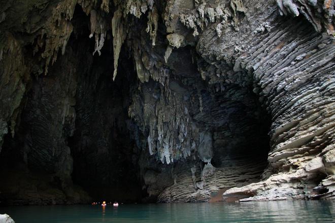 Suốt 3 ngày, tổng cộng mỗi người bơi khoảng 2 km bên trong hang động và giữa bóng tối. Điều may mắn là trong suốt hành trình không một ai gặp phải vắt hay rắn.