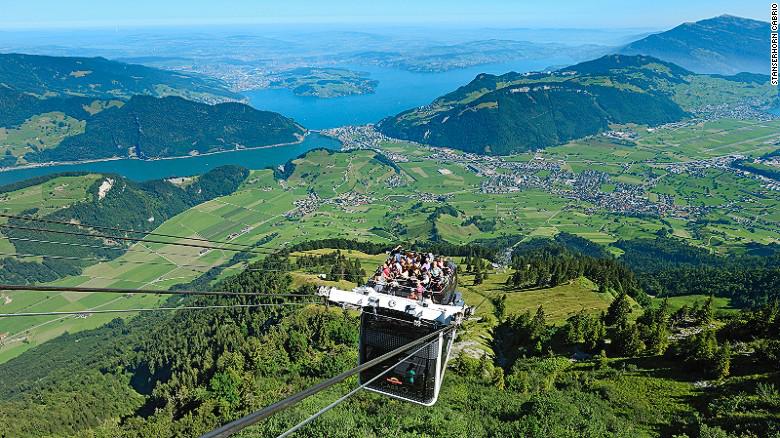Stanserhorn Cabrio là cáp treo 2 tầng đầu tiên trên thế giới, với tầng trên cùng không có mái che giúp khách tham quan có thể cảm nhận trọn vẹn những cơn gió thổi qua mát lạnh trên hành trình 6 phút lên tận đỉnh Stanserhorn.