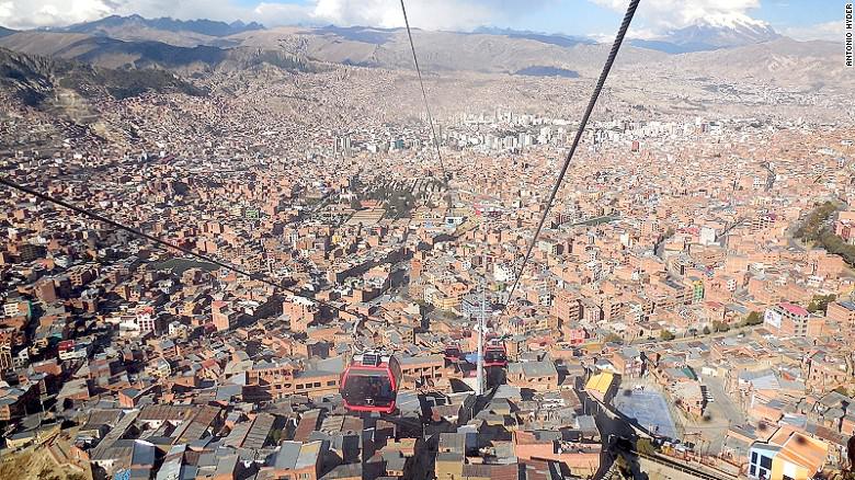 Tuyến cáp treo Mi Teleferico vắt ngang qua dãy núi Andes và nối liền thủ đô La Paz với thành phố El Alto của Boliva.