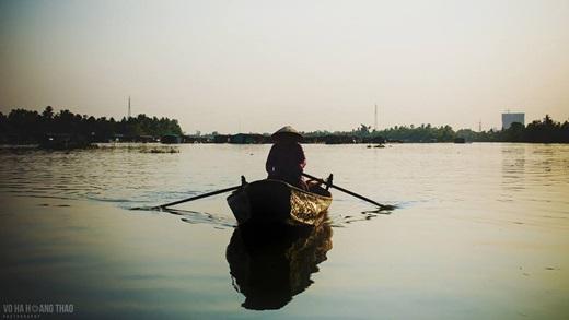 ... hay một chiếc thuyền lẻ loi giữa dòng nước. (Ảnh: Võ Hà Thảo)