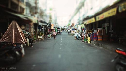 Khu chợ vốn sầm uất cũng có những góc khuất vắng lặng. (Ảnh: Võ Hà Thảo)