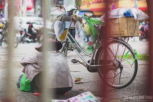 Một cụ già nhặt ve chai rong ruổi khắp phố phường cùng chú mèo nhỏ. (Ảnh: Võ Hà Thảo)