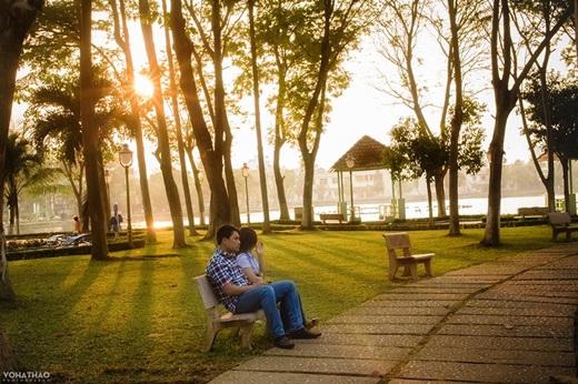 Buổi sớm mang ánh nắng dịu nhẹ, lấp ló sau những hàng cây. (Ảnh: Võ Hà Thảo)