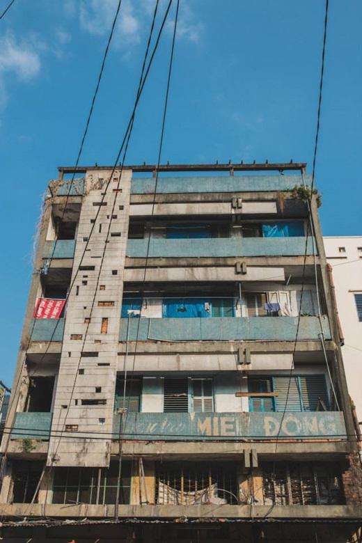 ... đến dấu thời gian vương vấn trên những khu chung cư cũ. (Ảnh: Võ Hà Thảo)