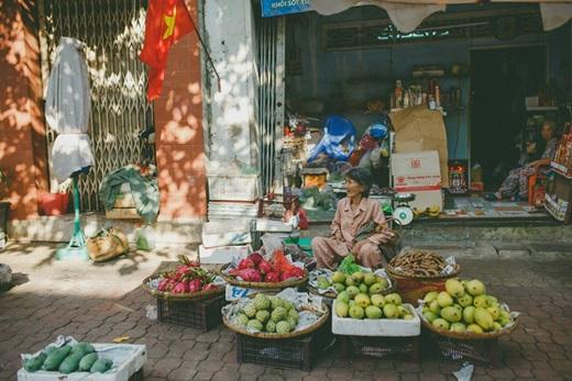 ... sự cần mẫn bất chấp tuổi tác. (Ảnh: Võ Hà Thảo)
