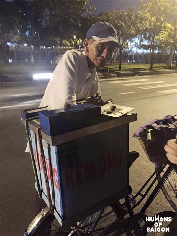 Trời Sài Gòn sao còn làm mưa, để đường phố đột nhiên lạ lẫm vì vắng xe kem nhỏ của ông cụ? (Ảnh: Humans of Saigon)