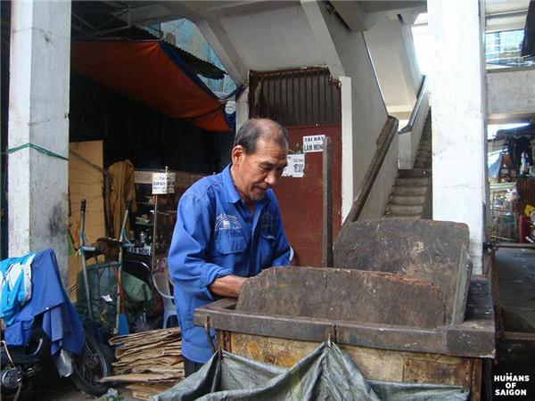 Có những con người có tuổi đời hơn nửa thế kỉ nhưng vẫn nặng gánh mưu sinh mỗi ngày. (Ảnh: Humans of Saigon)