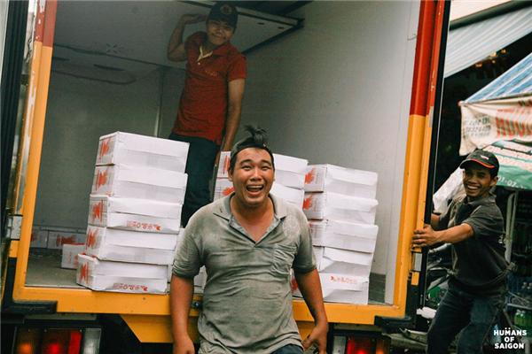 Người Sài Gòn khổ thì khổ nhưng vẫn hồn nhiên lắm, như cái cách những người đàn ông bốc vác này cười rạng rỡ vì nghĩ rằng: "Nhà báo đang chụp hình". (Ảnh: Humans of Saigon)