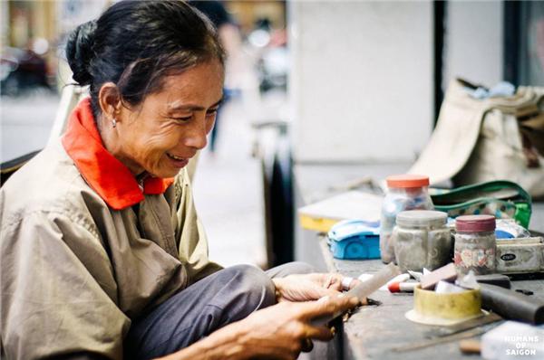 Người phụ nữ tảo tần bên xe sửa chìa khóa - cái nghề tưởng rằng chỉ có đàn ông mới làm được. (Ảnh: Humans of Saigon)