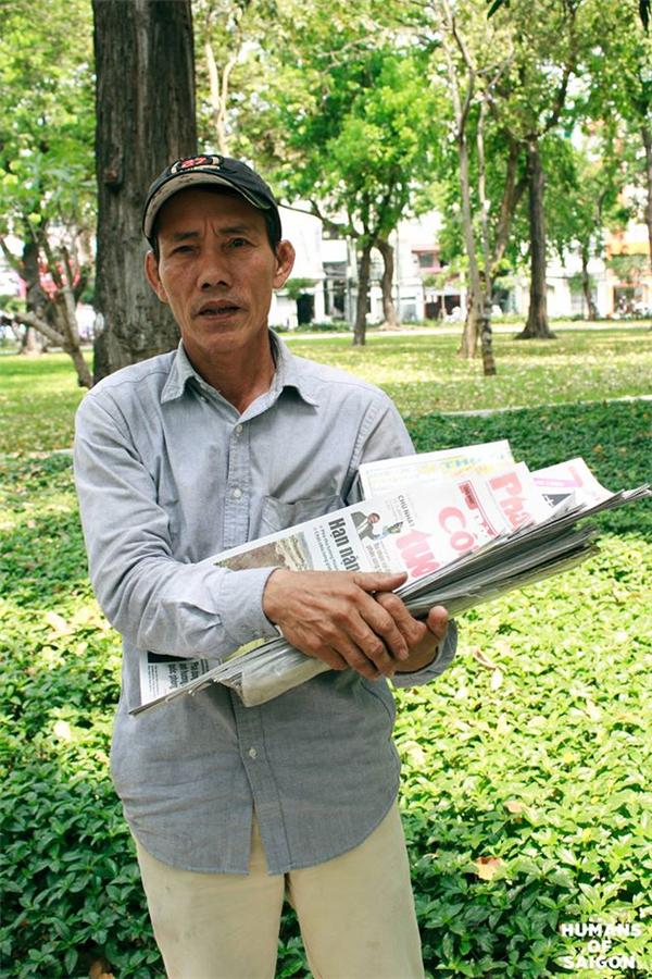 Ai cũng biết Sài Gòn luôn dang rộng vòng tay đón những người con tứ xứ đổ về. "Ngày chú khăn gói đi là quyết tâm phải cho con chú ăn học để có cái nghề con ạ. Thời buổi này không có nghề ngỗng gì làm sao mà sống nổi?". Dẫu biết Sài Gòn không phải vùng đất thần tiên nhưng nghị lực sống và sự thức thời của con người vẫn cứ mãnh liệt. (Ảnh: Humans of Saigon)
