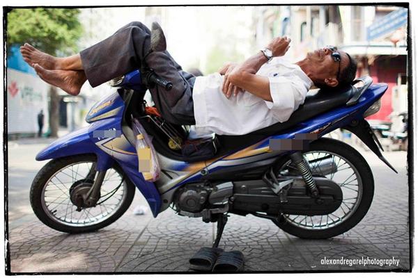 Giấc ngủ trưa tạm bợ giữa lòng Sài Gòn. (Ảnh: Alexandre Garel)