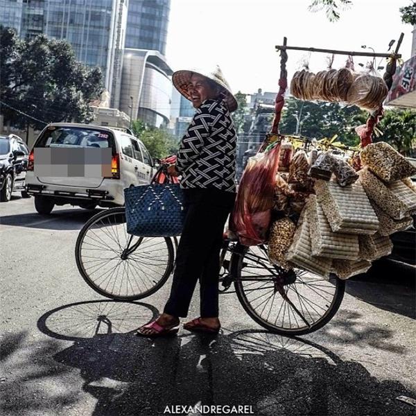 Đẹp sao cho bằng nụ cười rạng rỡ hơn cả nắng Sài Gòn của chị bán hàng rong này? (Ảnh: Alexandre Garel)