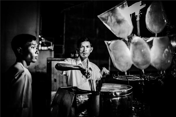 Là những xe kẹo bông ngọt ngào gắn liền với tuổi thơ bao người, vẫn rong ruổi khắp các con phố, ngõ hẻm như không biết mỏi mệt. (Ảnh: Neil Massey)