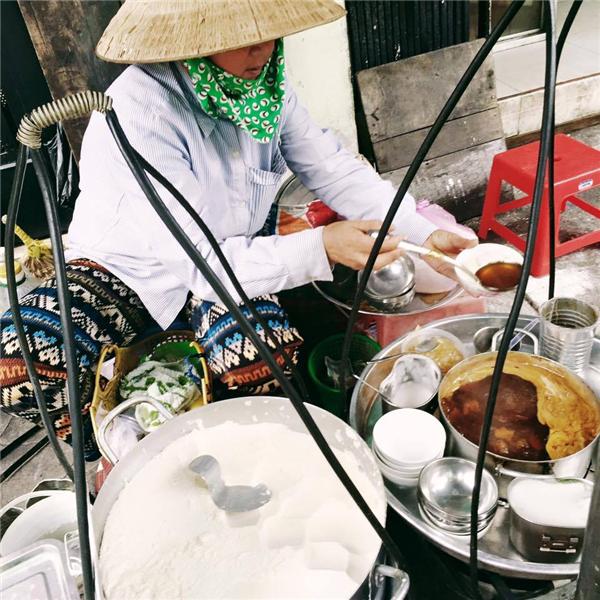 Là cô bán đậu hũ, vì lo cho sức khỏe khách hàng mà không dùng chén nhựa bao giờ. (Ảnh: Humans of Saigon)