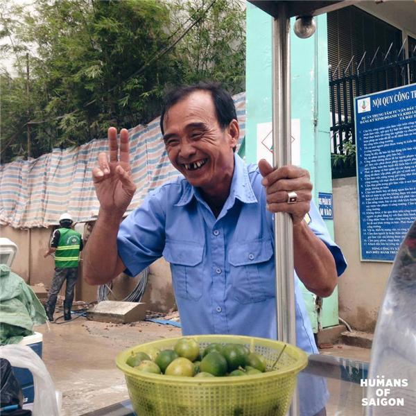 "Có ở trong ruột mình buồn chứ bên ngoài cười giỡn thoải mái vậy á. Có ai biết mình vui đâu, ai biết mình buồn đâu. Thành ra nó già mãi không trẻ luôn á" - lời tâm sự của bác bảo vệ vui tính làm buổi trưa Sài Gòn bớt oi ả ... (Ảnh: Humans of Saigon)