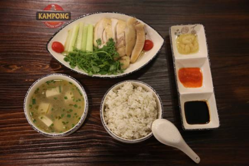 Một suất cơm gà Hải Nam tại Kampong có giá 89.000 đồng.