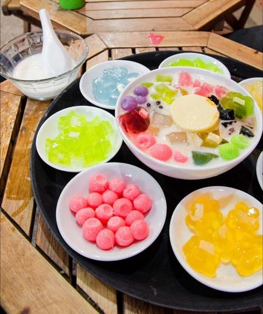 Mang đủ sắc màu của các loại topping như kẹo dẻo, thạch, rau câu, nổi bật trên sắc trắng của tàu hủ và nước cốt dừa, lẩu tàu hũ đến nay vẫn chưa có dấu hiệu hạ nhiệt. (Nguồn: Internet)