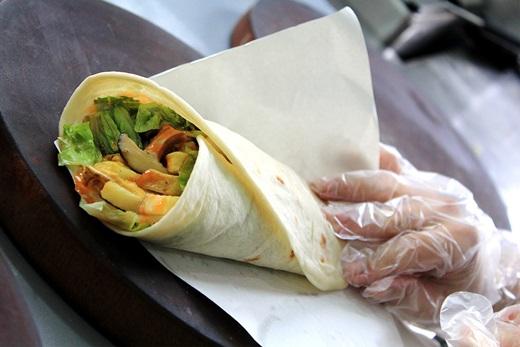 Xe bánh mì cuộn Hi Lạp ở đường Hoàng Hoa Thám này đã quá nổi tiếng. Ai mà không mê hương vị là lạ, ngon ngây ngất của thịt nướng thơm lừng kẹp chung với các loại rau, cà chua, khoai tây chiên cùng nước sốt đặc biệt của món này nhỉ? (Nguồn: Internet)