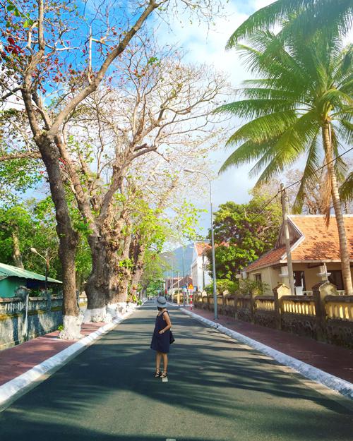 Một trong những nét đẹp đáng để trải nghiệm nhất của Côn Đảo là cung đường đèo ven biển uốn lượn quanh hòn Côn Lôn (Côn Đảo – đảo chính).
