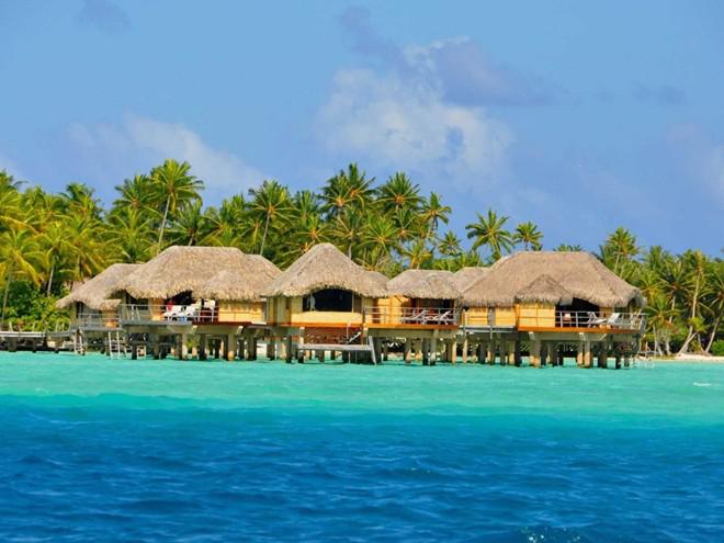Raiatea nghĩa là “thiên đường xa xôi” nằm trong khu vực Polynesia thuộc Pháp. Nơi đây có các khu nghỉ dưỡng hạng sang, đồng thời cũng là một khu bảo tồn.