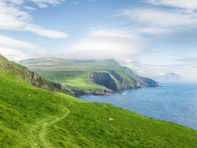 Mykines thuộc quần đảo Faroe, nằm giữa Na Uy và Iceland. Những ngôi nhà ở đây có mái cỏ độc đáo, đảo cũng có rất nhiều chim Puffin.