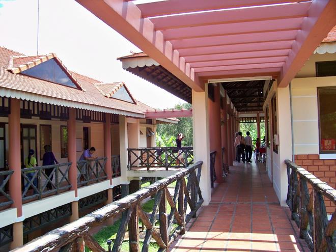 Sau khi tham quan, du khách có thể thưởng thức các món ăn đặc sản tại nhà hàng trong làng nổi.