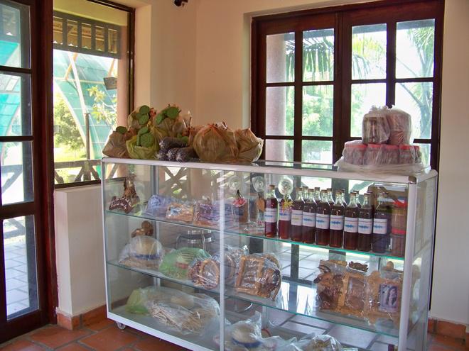 Bạn cũng có thể mua ít món quà lưu niệm, đặc biệt mật ong nguyên chất của rừng tràm rất tốt cho sức khỏe. Khu du lịch sinh thái – làng nổi Tân Lập đang ngày càng trở nên hấp dẫn và là một địa điểm không thể bỏ qua với những người yêu thích thiên nhiên.