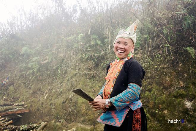 Phong Thổ mang một vẻ đẹp thuần khiết và nguyên sơ với những người dân thân thiện. Tuy vậy núi rừng thì hiểm trở, gắn nhiều câu chuyện kỳ bí như loài ma rừng và gấu đói đào cả xác người ăn thịt khiến công cuộc tìm kiếm người dân bản địa dẫn đường trở nên khó khăn.