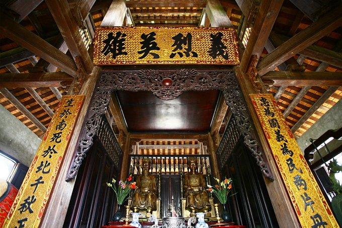 Tượng Tổng đốc Nguyễn Tri Phương và Tổng đốc Hoàng Diệu làm bằng đồng, đặt trong phần lầu dựng khung gỗ.