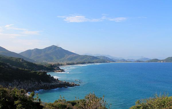 Tuyến đường ven biển Ninh Thuận dài 105 km luôn quyến rũ các tay phượt thủ đến chinh phục. Ảnh: Xuân Lộc.