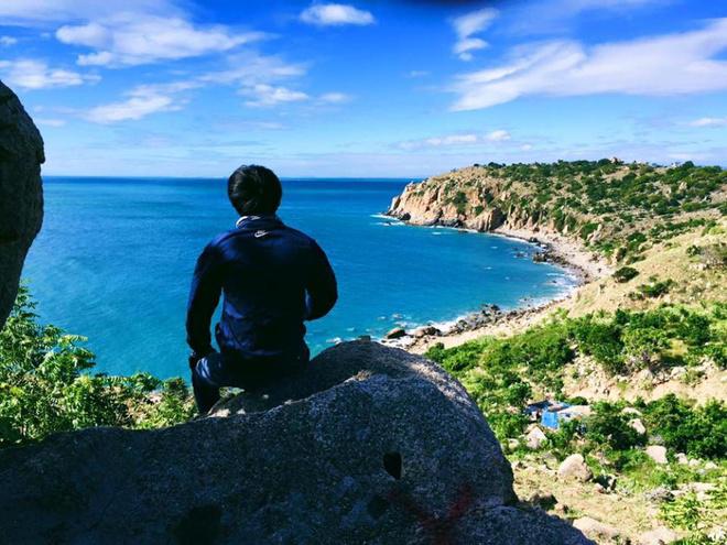 Phóng tầm mắt từ Mũi Dinh, du khách thưởng ngoạn toàn bộ bờ biển với núi non hùng vĩ, tựa như một bức tranh nên thơ.