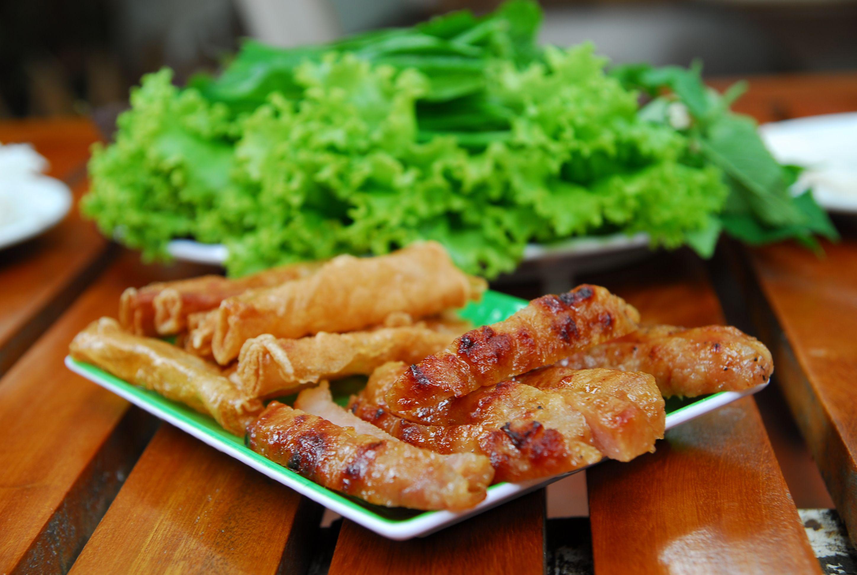 Đặc sản nem nướng Thanh Vân ở Cần Thơ. Ảnh: tourmientay.com
