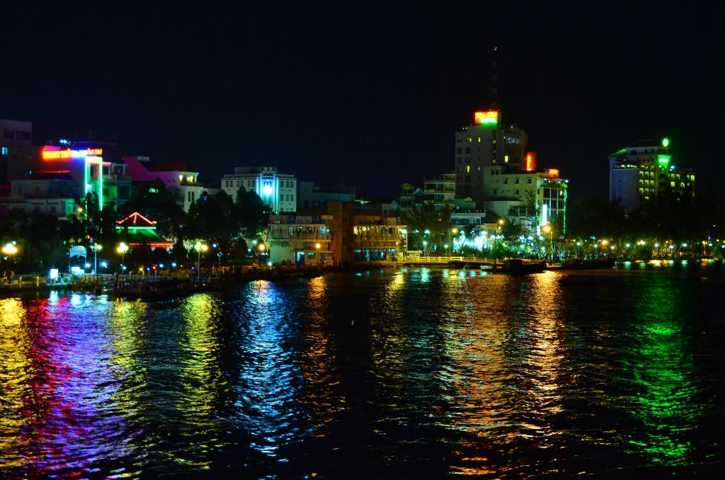 Bến Ninh Kiều lung linh về đêm. Ảnh: vnphoto.net