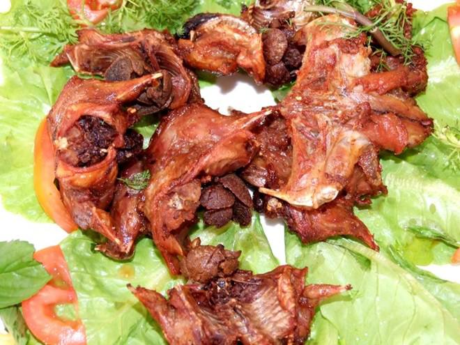 Chuột quay lu béo ngậy, vàng ruộm. Ảnh: Zing
